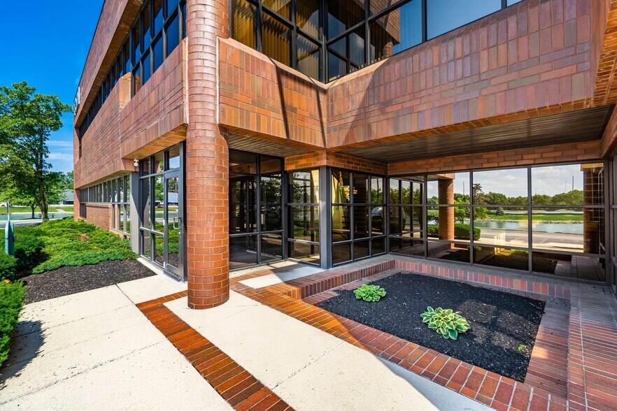 More Photos Of 600 Lakeview Plaza Blvd, Worthington Office For Sale