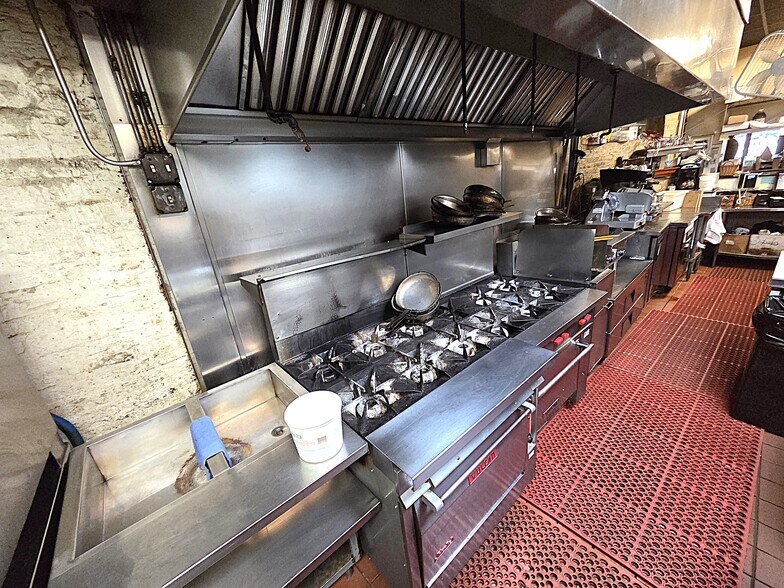 More Photos Of 1928 W Division St, Chicago Storefront Retail Residential For Lease