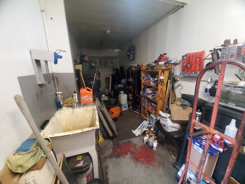 More Photos Of 2550 W Deer Valley Dr, Phoenix Auto Dealership For Sale