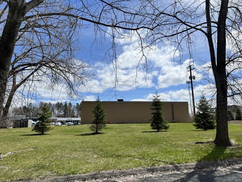 More Photos Of 5660 Manitou Rd, Shorewood Freestanding For Sale