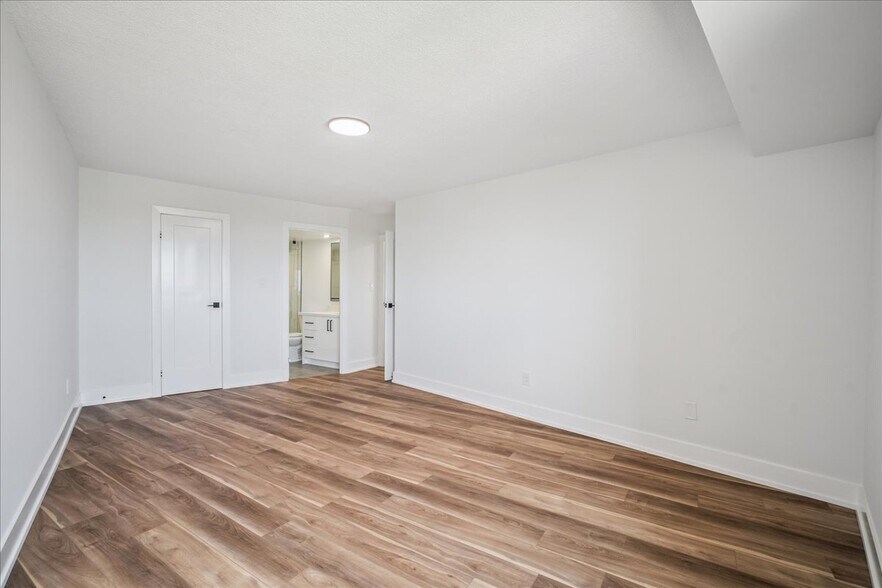 More Photos Of 6 John St, Oakville Apartments For Lease