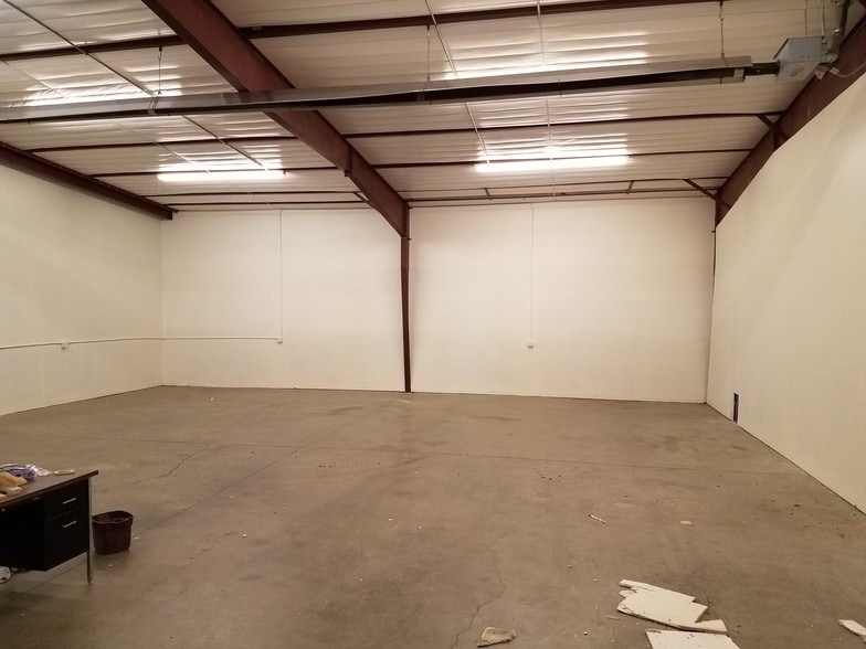 More Photos Of 1019-1023 Des Moines Ave, Loveland Warehouse For Lease