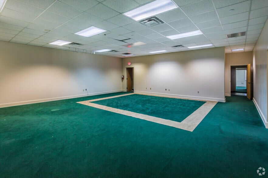 More Photos Of 7375 Adrianne Pl, Bartlett Light Distribution For Lease