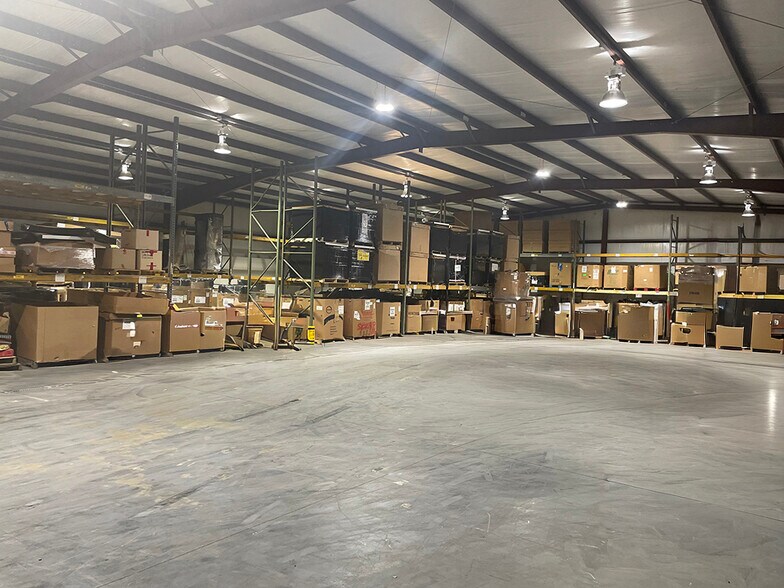More Photos Of 31 Richards Rd NE, White Warehouse For Lease