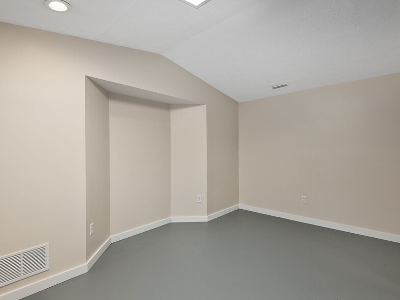 More Photos Of 732 Jonesborough St, Hendersonville Warehouse For Lease