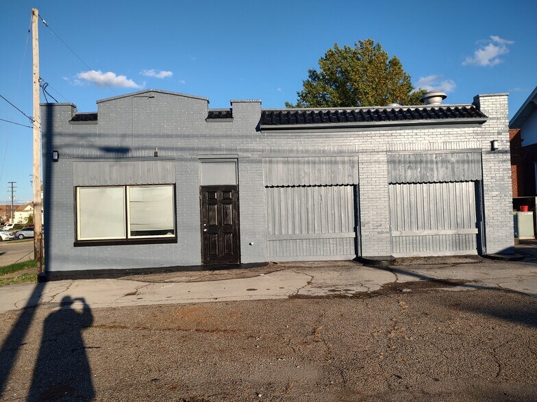 More Photos Of 2106 S Union Ave, Alliance Freestanding For Sale