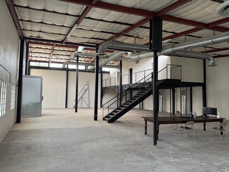 More Photos Of 1108 S Flores St, San Antonio Showroom For Lease