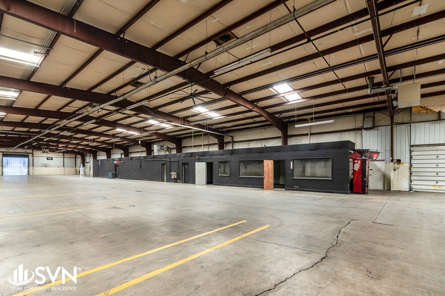 More Photos Of 136 Armory St, London Warehouse For Lease