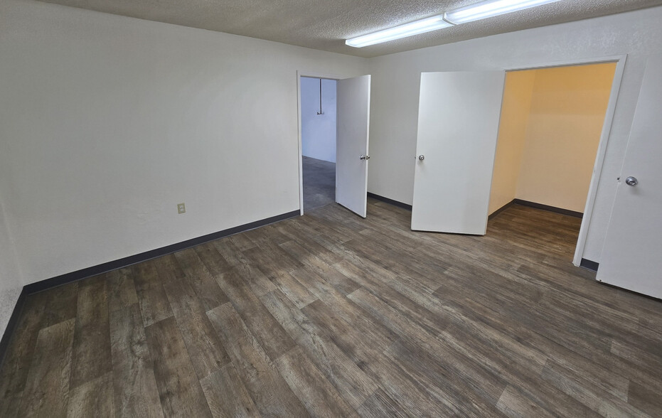 More Photos Of 2100 N Wilmot Rd, Tucson Light Manufacturing For Lease
