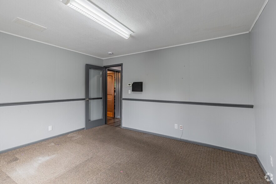 More Photos Of 6823 SW Canyon Rd, Portland Office For Lease