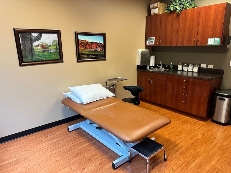 More Photos Of 1670 Capital St, Elgin Medical For Sale
