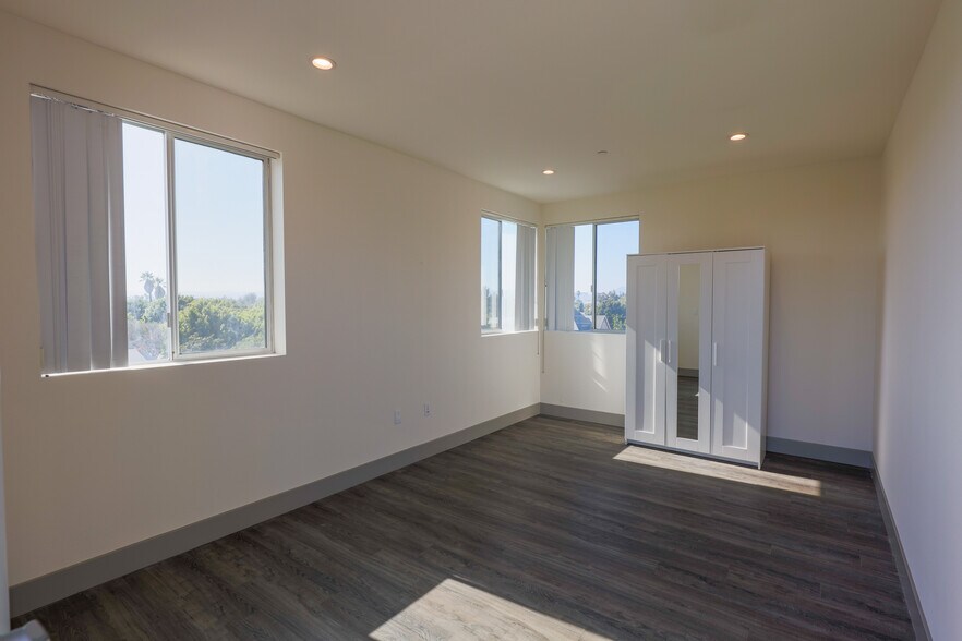 More Photos Of 1208 W 25th St, Los Angeles Multifamily For Sale