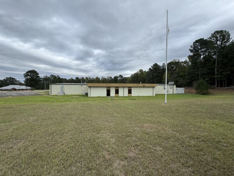 More Photos Of 1830 N Pine St, Vivian Distribution For Lease