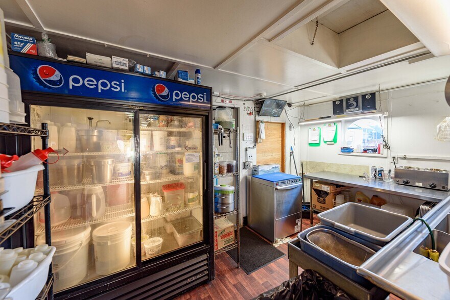 More Photos Of 102 Hall Ave, Coos Bay Restaurant For Sale
