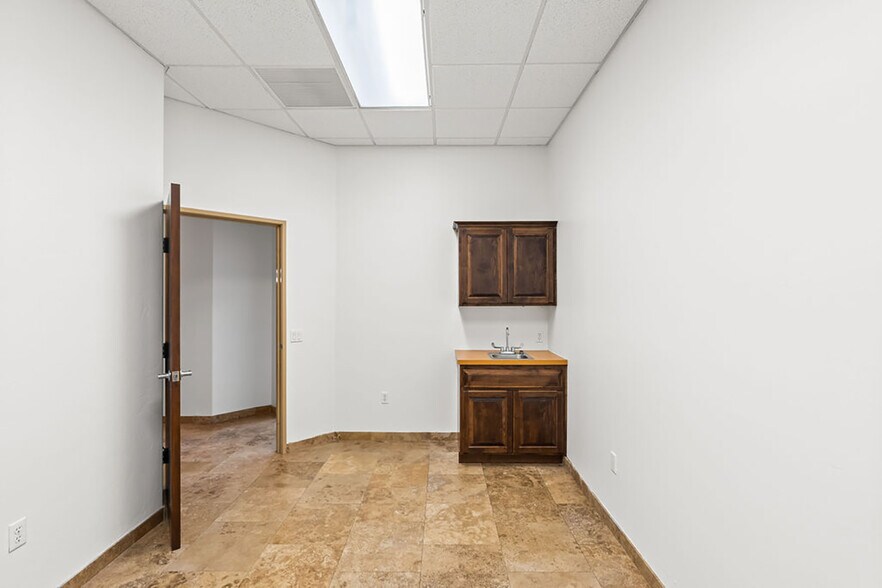 More Photos Of 7336 E Deer Valley Rd, Scottsdale Office For Sale