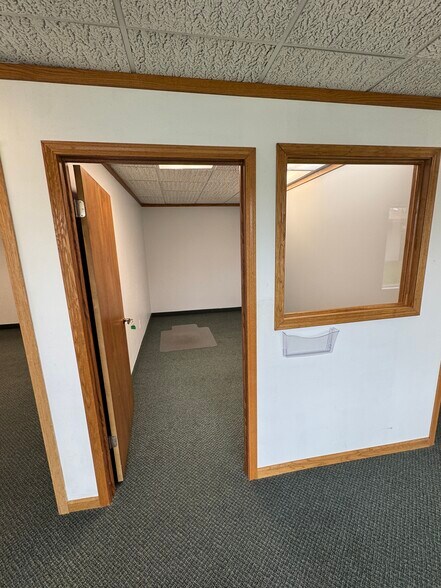 More Photos Of 5833 Pecan St, North Branch Office For Sale