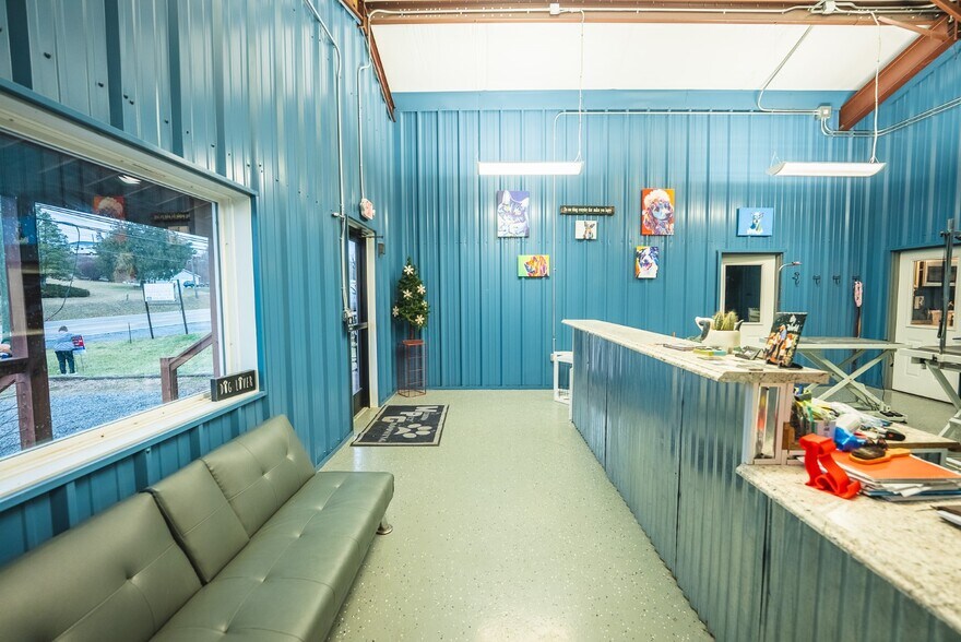 Primary Photo Of 19462 Lee Hwy, Abingdon General Retail For Sale