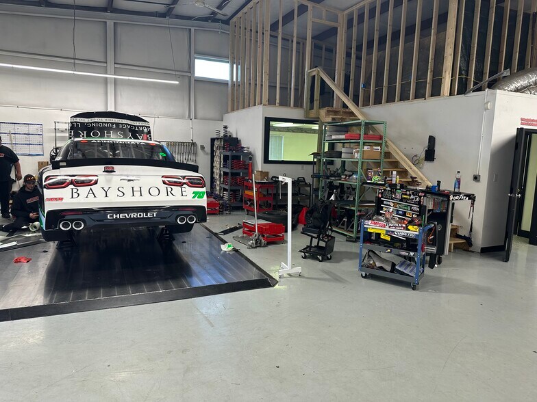 More Photos Of 1046 Gateway Dr, Mooresville Auto Repair For Lease