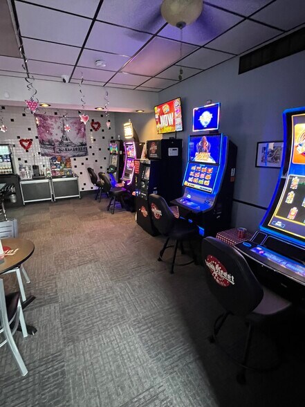 More Photos Of 100 E Grove St, Poplar Grove Freestanding For Lease