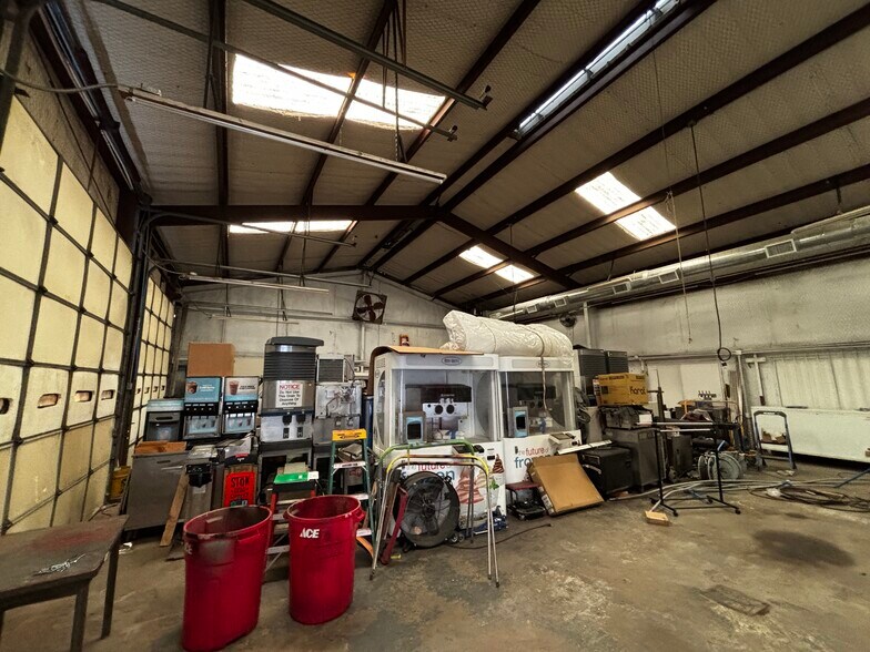 More Photos Of 700 S Stemmons Fwy, Sanger Flex For Lease
