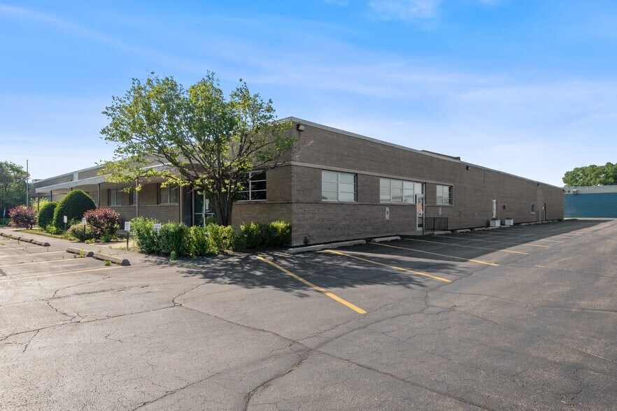More Photos Of 7533 Central Ave, Skokie Warehouse For Lease