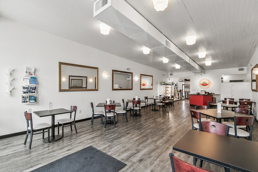 More Photos Of 618 Oak St, Baraboo General Retail For Sale