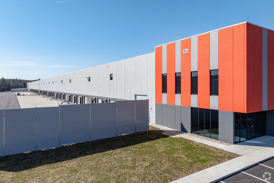 More Photos Of 27 Cross St, Plainville Warehouse For Lease