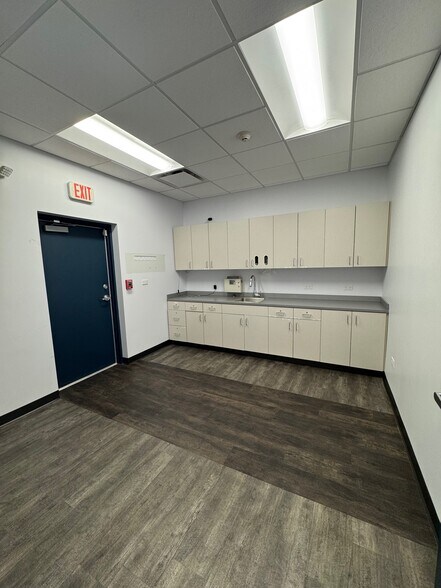 More Photos Of 4950-5020 W Dempster St, Skokie Unknown For Lease