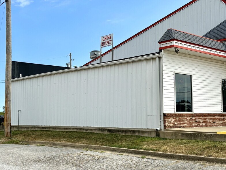More Photos Of 825 New York Dr, Vandalia Storefront Retail Office For Sale