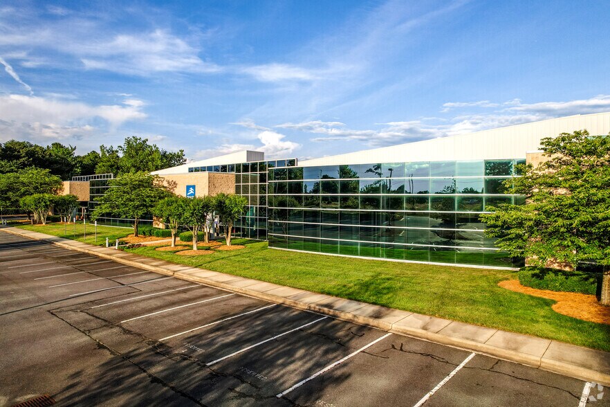 More Photos Of 8215 Forest Point Blvd, Charlotte Office For Lease