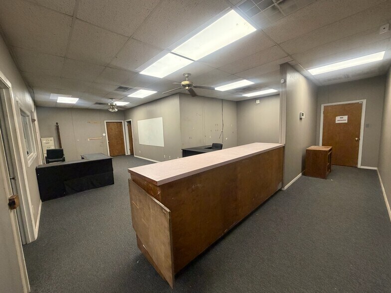 More Photos Of 115-119 Plaza W, Texarkana Warehouse For Lease