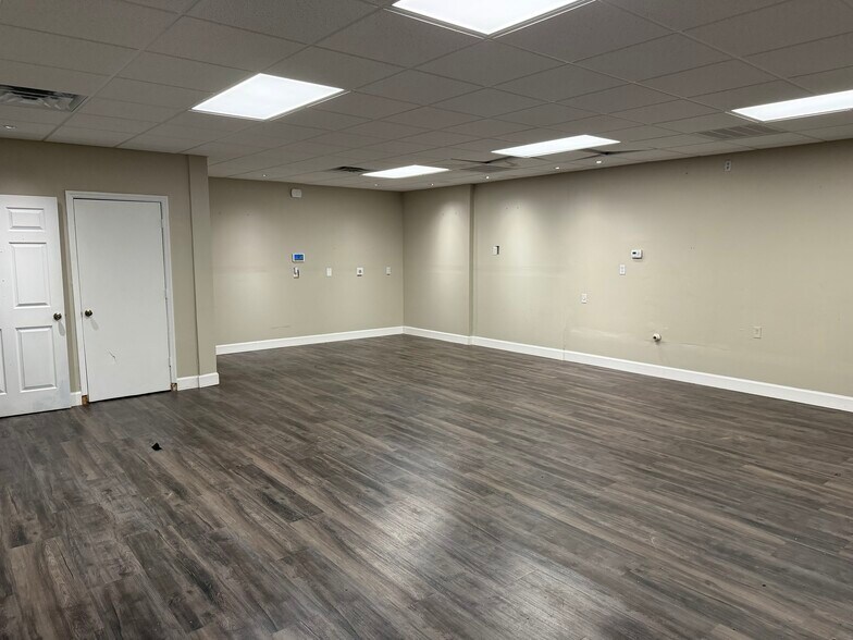 More Photos Of 1573 S Lake Dr, Lexington Showroom For Sale