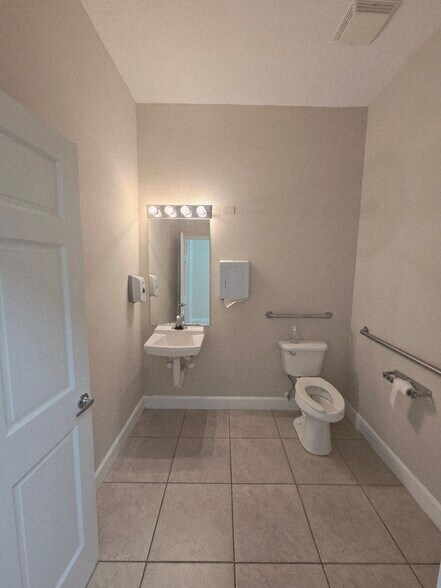 More Photos Of 1708-1718 Lexington Green Ln, Sanford Medical For Sale