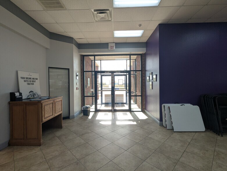 More Photos Of 8109 Smith Rd, Beaumont Office For Sale