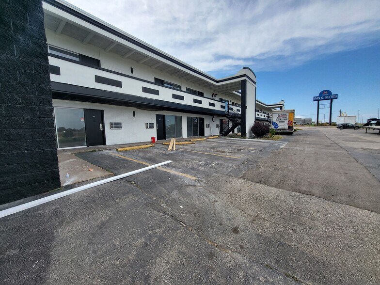 More Photos Of 7350 N Hanley Rd, Hazelwood Hotel For Sale
