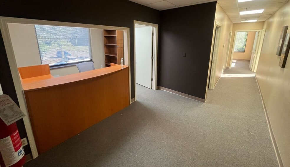 More Photos Of 1000 Edgewater Pt, Lake Saint Louis Office For Sale
