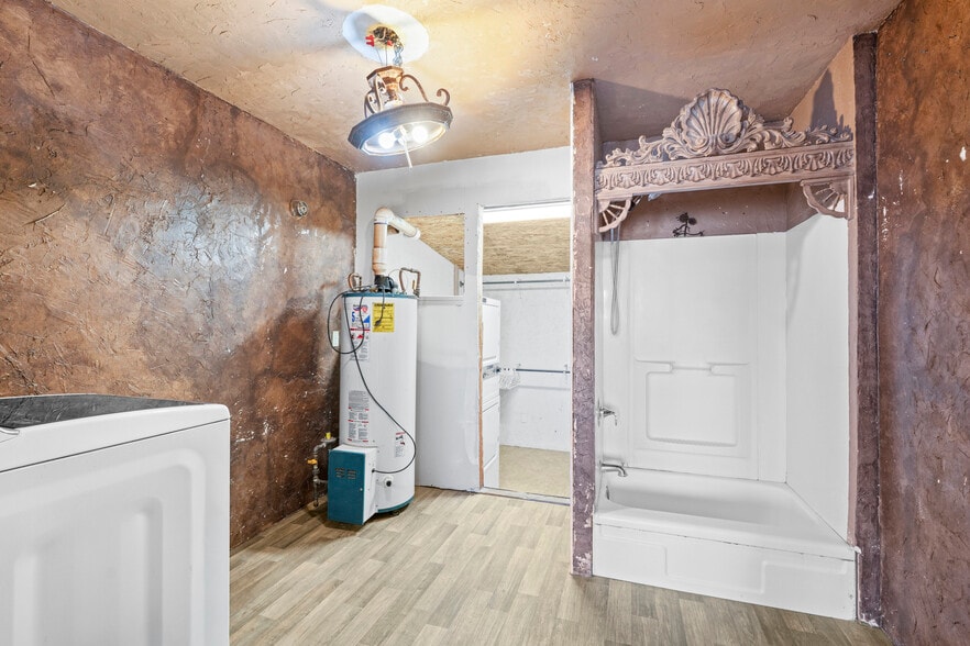 More Photos Of 30 Logan St, Davenport Hotel For Sale