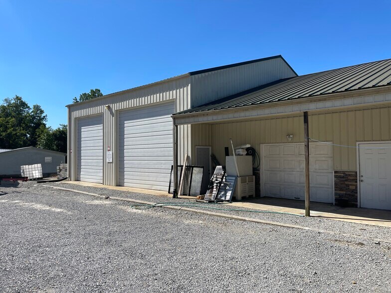 More Photos Of 653 Lakeway Dr, Russell Springs Showroom For Sale