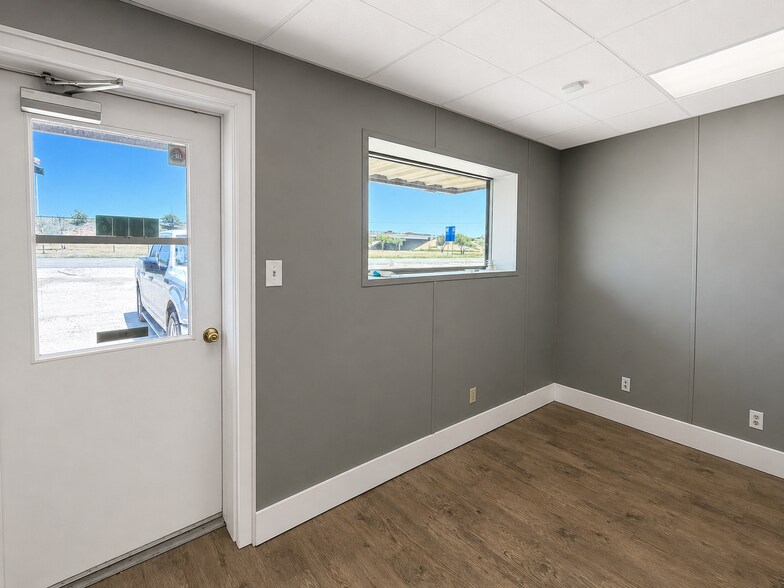 More Photos Of 2006 Kings Hwy, Snyder Service For Lease