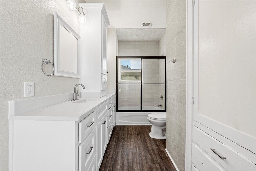 More Photos Of 1314 N 15th St, Waco General Retail For Sale