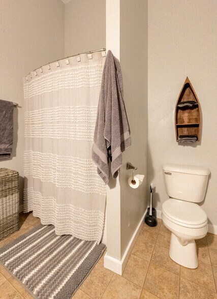 More Photos Of 211 Jetway Dr, Belgrade Flex For Sale