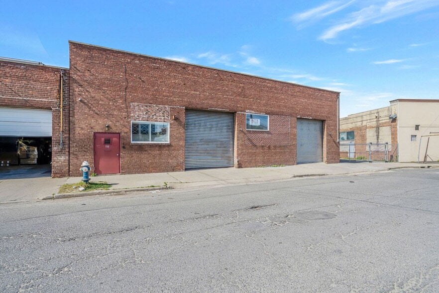 More Photos Of 111 Madison Ave, Hempstead Warehouse For Lease