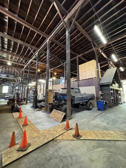 More Photos Of 1625 Washington St, Oregon City Flex For Sale