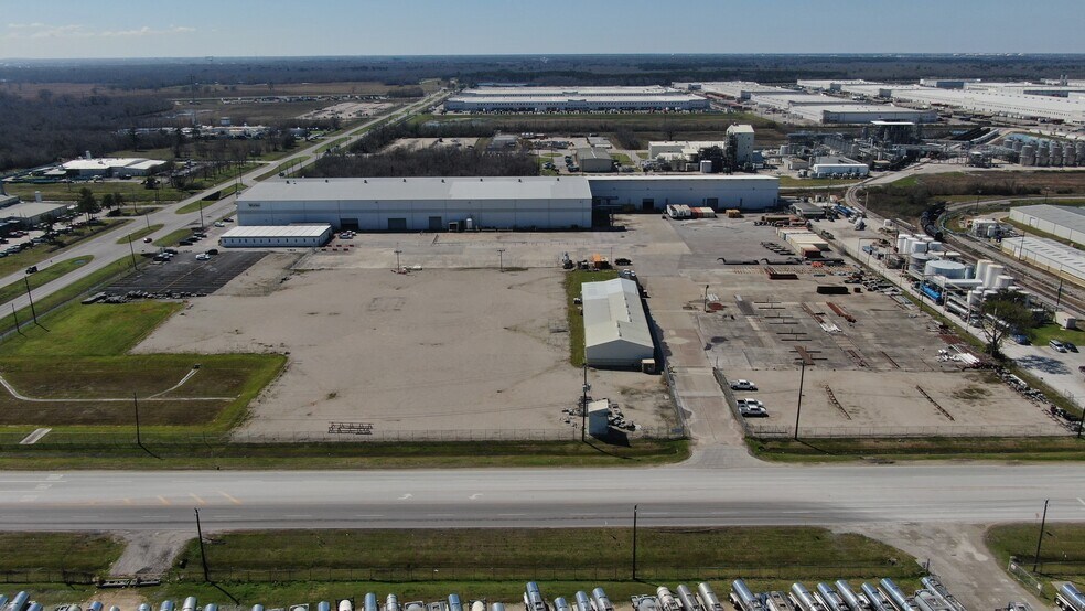 More Photos Of 10101 Bay Area Blvd, Pasadena Manufacturing For Lease