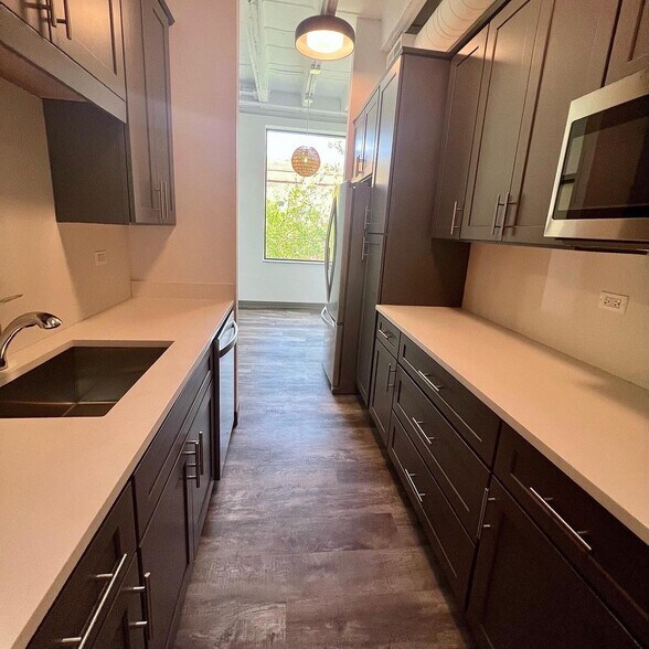 More Photos Of 1801 W Berteau Ave, Chicago Warehouse For Lease