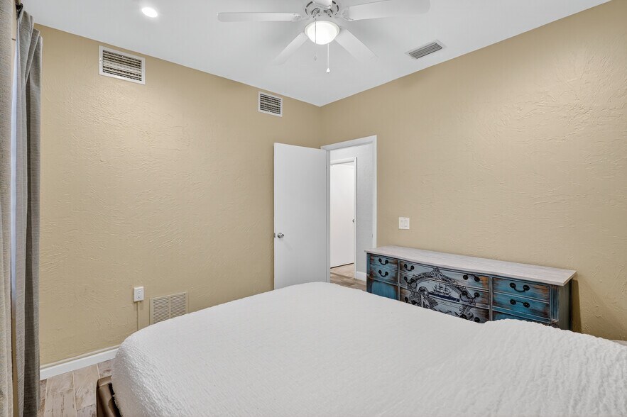 More Photos Of 1884 Southpointe Dr, Sarasota Apartments For Sale