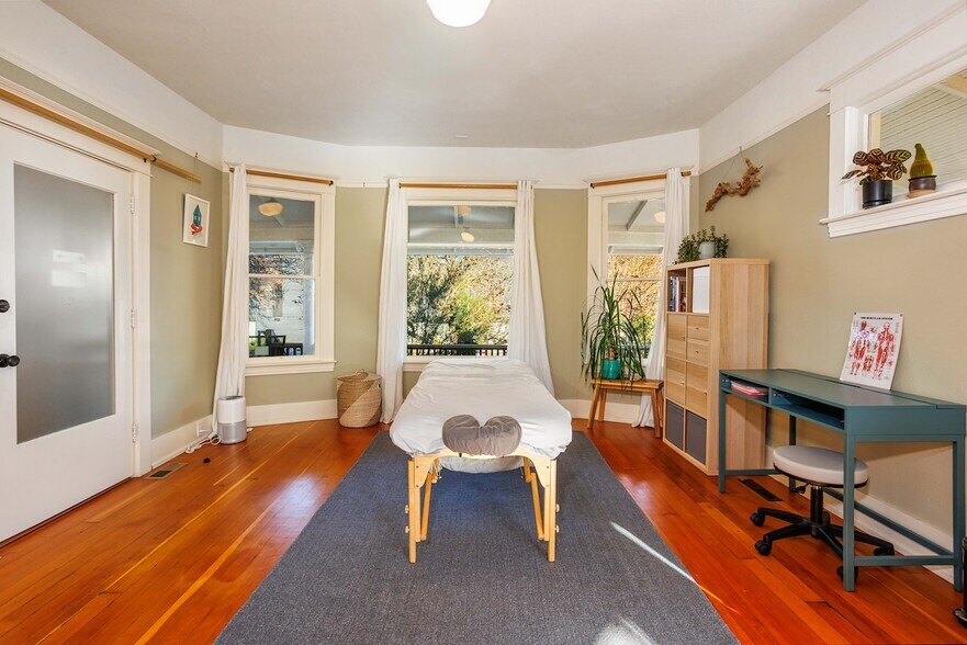 More Photos Of 510 NE Dekum St, Portland Office For Sale