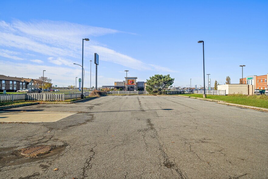 More Photos Of 920 Rue Douglas, St-Jean Freestanding For Sale