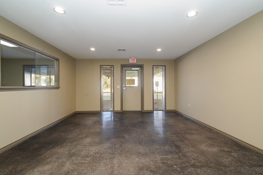 More Photos Of 2 Hill View Ln, Boerne Warehouse For Lease