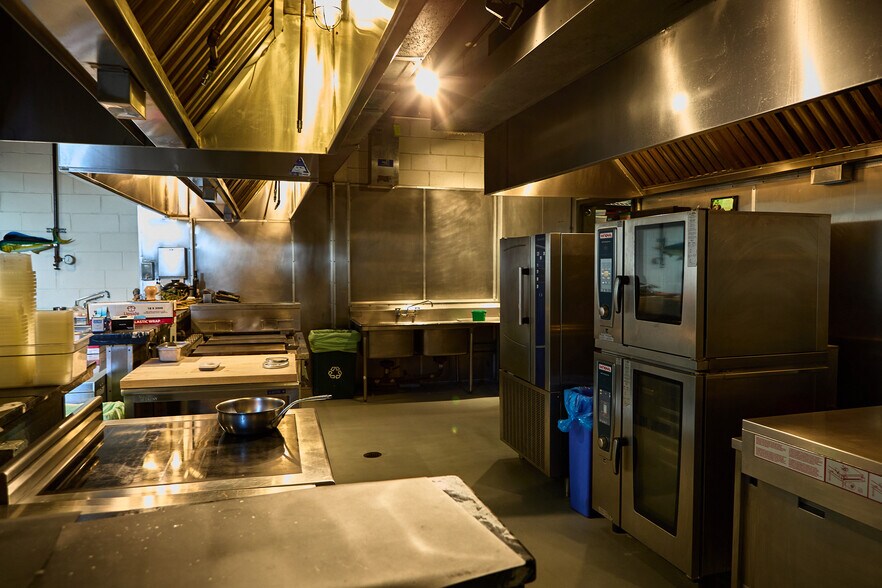 More Photos Of 272-280 Seigel St, Brooklyn Restaurant For Lease
